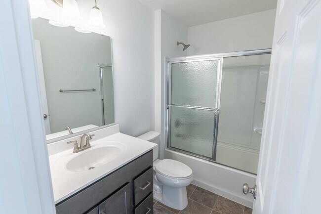 Building Photo - LIKE NEW UNIT FOR LEASE