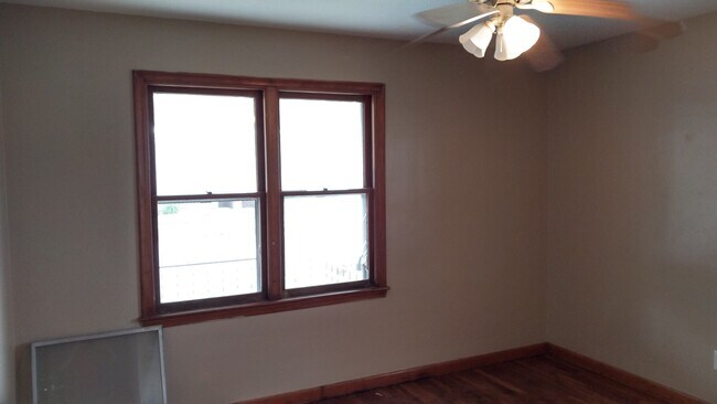 Foto del edificio - 725 N H St