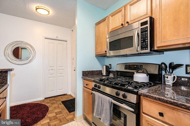 Foto del edificio - 7111 Woodmont Ave