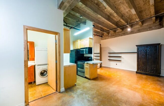 Foto del edificio - 312 W 5th St