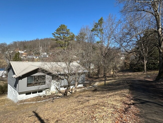 Building Photo - 5 Bedroom / 3 Bath Home Kingsport, TN