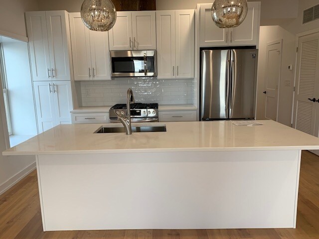 Cocina con asientos en la isla. - 809 Main St