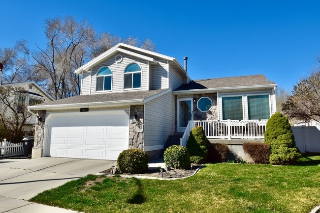 Building Photo - Spacious 4 Bed Murray Home with Huge Private Yard!