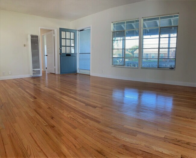 Foto del edificio - 1111 W Almond Ave