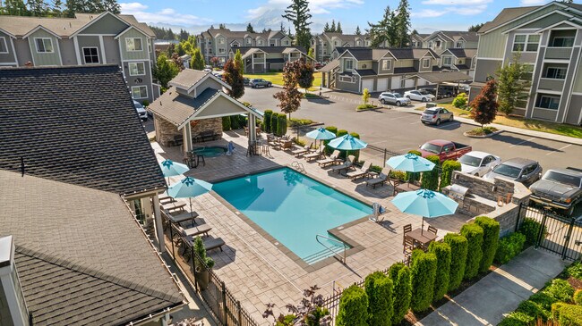 Piscina y terraza con salón | Apartamentos de lujo en Puyallup, WA | Silver Creek - Silver Creek Apartments