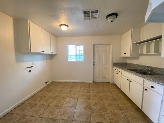 Foto del edificio - Two bedroom with a yard!