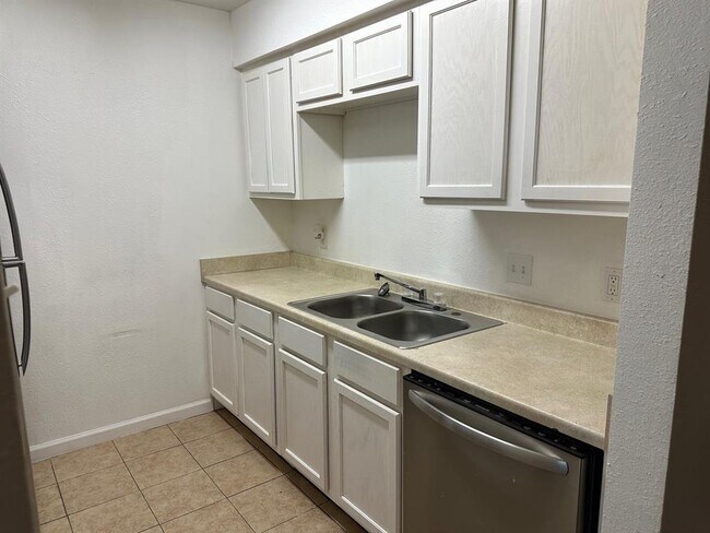 Building Photo - 5625 Antoine Dr