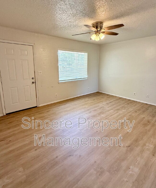 Building Photo - 813 S Meadow Ln