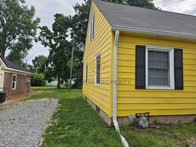 Building Photo - 4-Bedroom Home with Modern Updates & Plent...