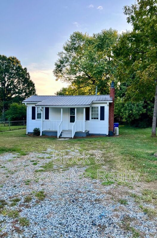 Photo - 407 Dobson St House