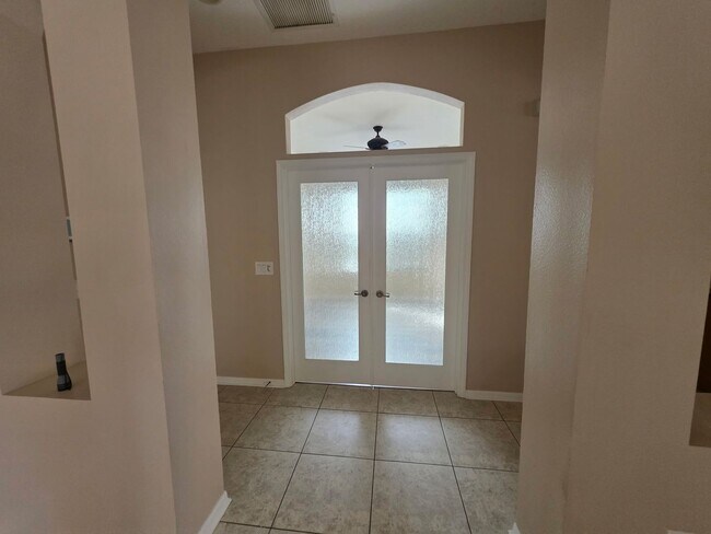 Building Photo - Beautiful and Spacious