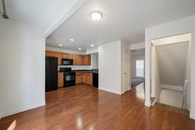 Building Photo - Awesome Townhome in Iverness Square in Murray