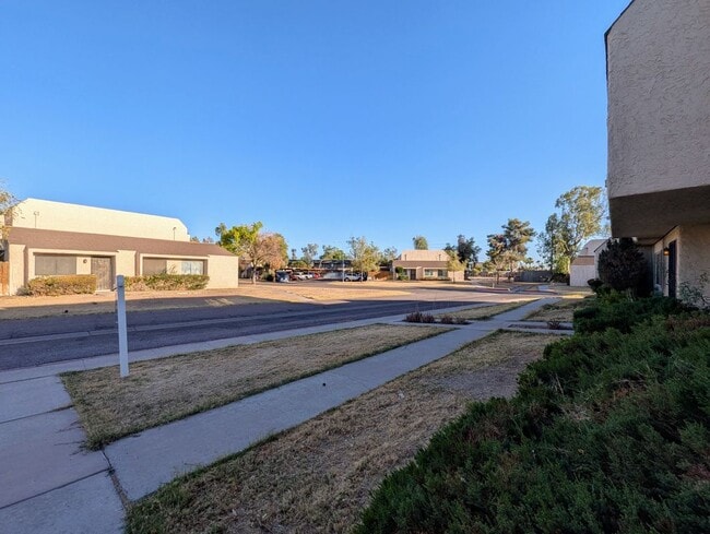 Building Photo - 2233 W Farmdale Ave