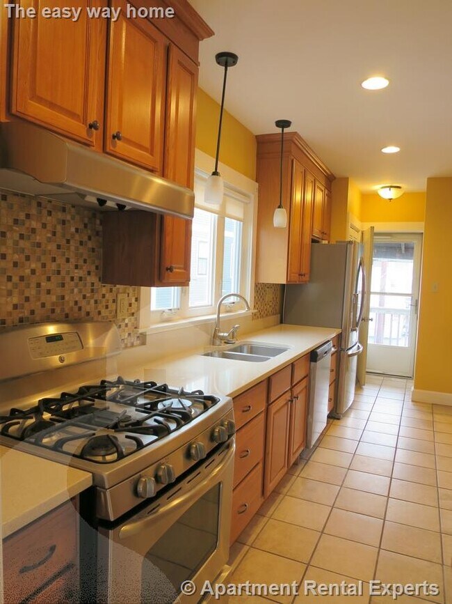 Building Photo - 1098 Fellsway