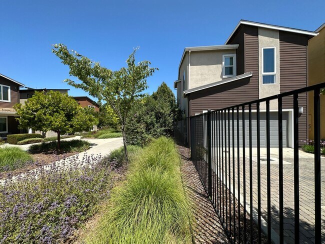Building Photo - Charming 3 Bed / 2.5 Bath Home with Modern Upgrades