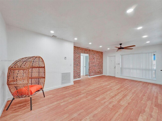 Building Photo - 5727 SW 27th St