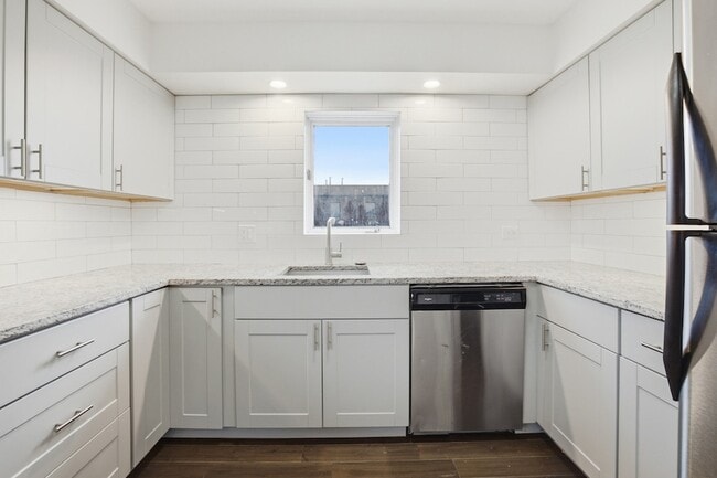 Building Photo - 6555 W Belmont Ave