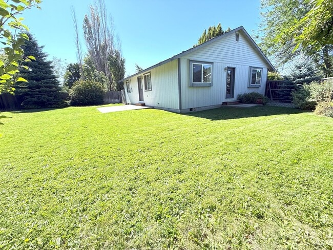 Building Photo - BONUS RENT SPECIAL! 3 Bed on Cul-de-sac wi...