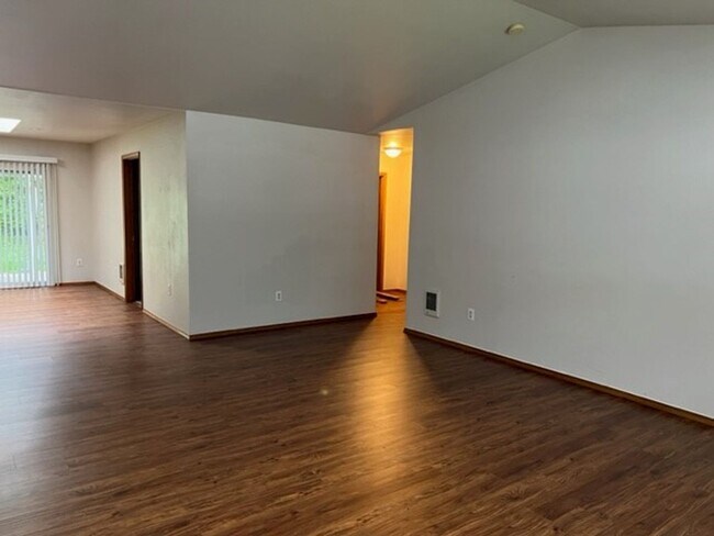 Building Photo - Burnett Bonney Lake Duplex