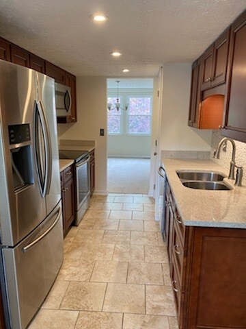 Kitchen w/Granite Countertops - 888 Woodlyn Dr S