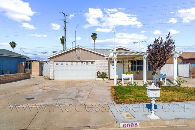 Building Photo - Charming 3 Bed/2 Bath Single-Story Home In...