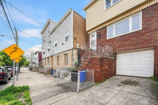 Building Photo - 156 Terrace Ave