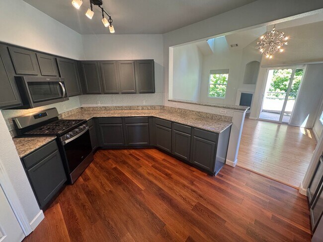 Building Photo - 2 bedroom | 2 bathroom | Upstairs loft | L...