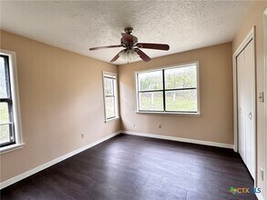 Building Photo - 906 N LBJ Dr