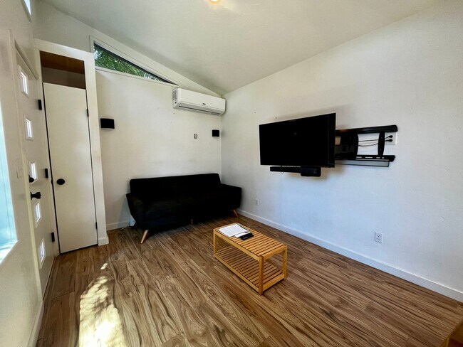 Foto del edificio - Modern Private Studio with Loft, Patio & Off-Street Parking