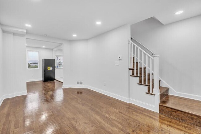 Building Photo - 1052 Iris Ave