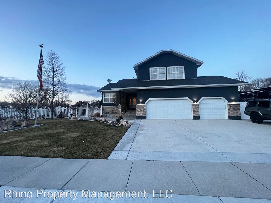 Primary Photo - 4 br, 3 bath House - 1362 W Cancun Way