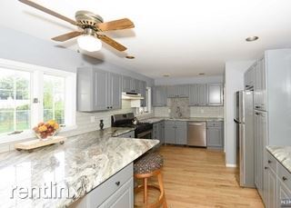 Foto del edificio - 3 br, 2 bath House - 96 College Rd