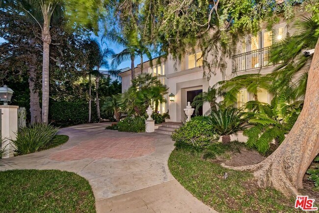 Foto del edificio - 812-814 N Bedford Dr