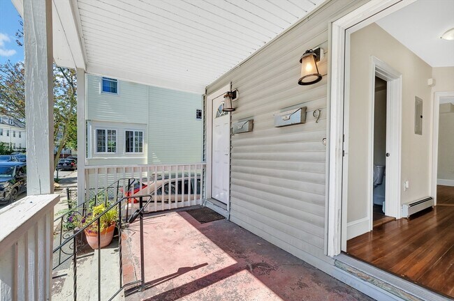 Foto del edificio - 9-11 Winter Hill Rd