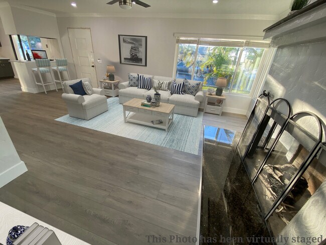 Large living room bright and airy - 4885 Normandie Pl