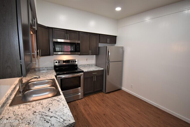 Building Photo - 123 Hardy Dr