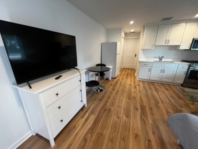 Building Photo - 615 Azalea Ln