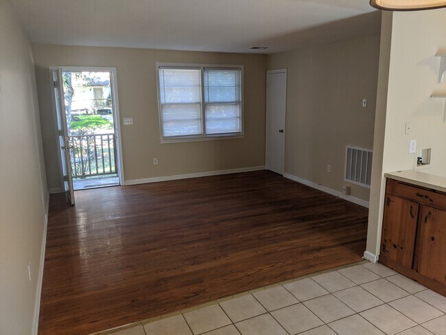 Sala de estar luminosa y diáfana con suelo de imitación madera y abundante luz natural. - 1527 Brookbank Ave