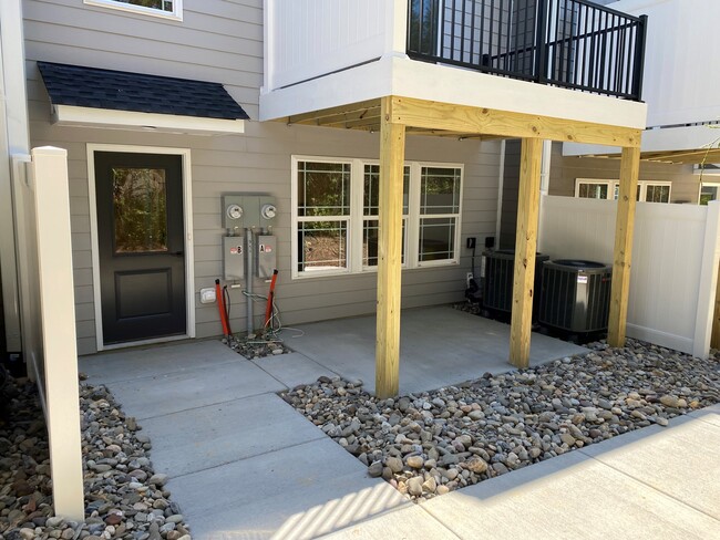 Entrance with patio - 2423 Anlee Rd