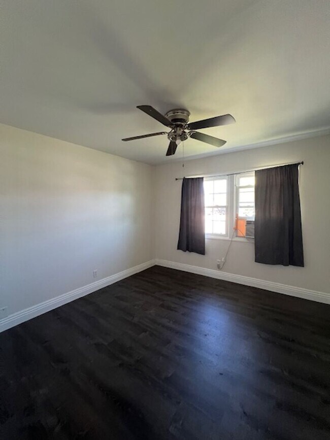 Building Photo - 3 bedroom, 2 bath single story home in cen...