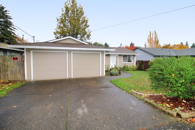 Building Photo - Updated 3 Bed/2 Bath Milwaukie Ranch Home ...