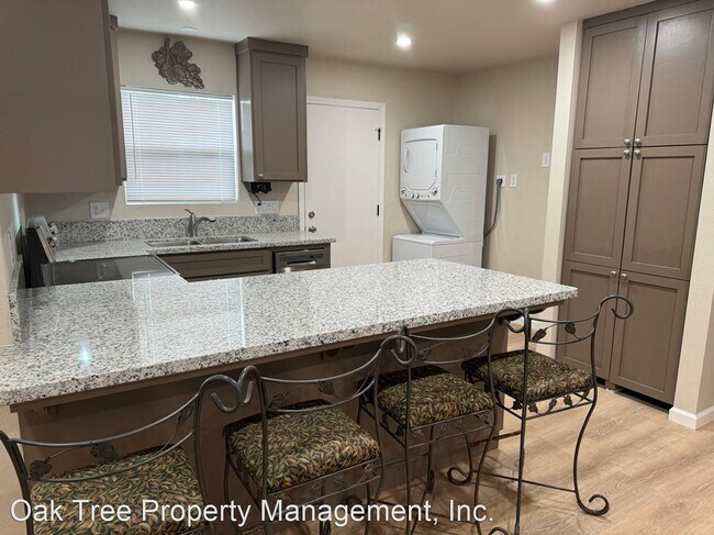 Foto del edificio - Studio, 1 bath House - 360 Cole Avenue #C