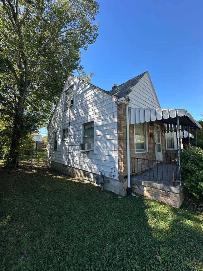Foto del edificio - Cozy Detroit Home with Comfortable Living Space!