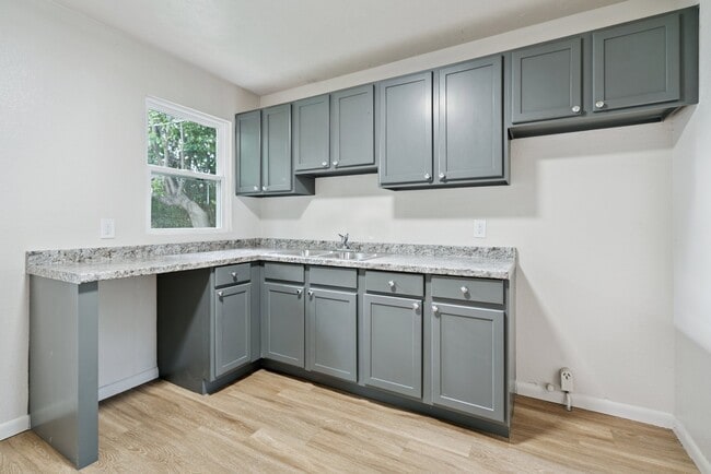 Building Photo - 5408 S Youngs Pl