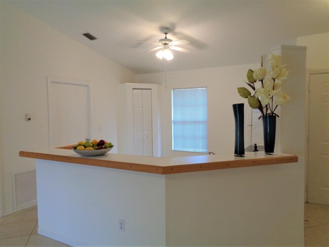 Foto del edificio - 741 17th Ln SW