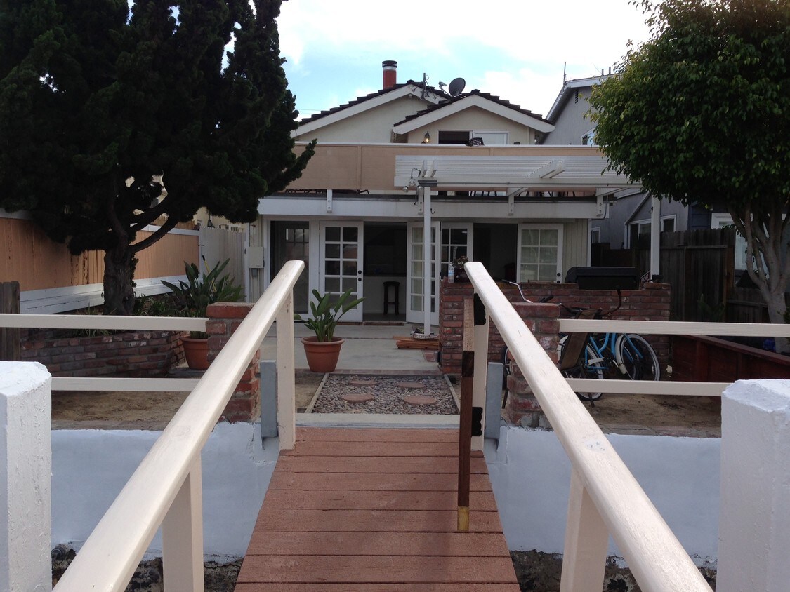 Bay front lower unit - 3210 Marcus Ave