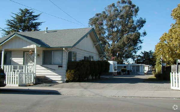 Building Photo - 828 Olivina Ave