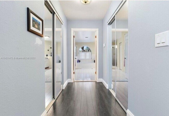 Foto del edificio - 1040 NW 185th Terrace