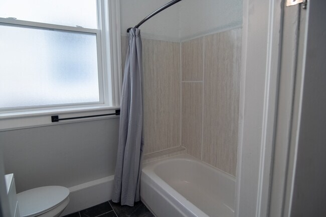 Foto del edificio - 219 S Grand Ave