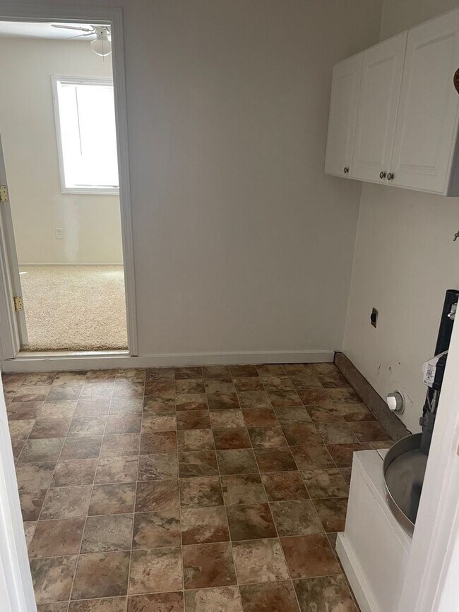 Foto del edificio - ROSEVILLE HOME FOR  RENT – Spacious 3 Bedroom Home on Large Corner Lot